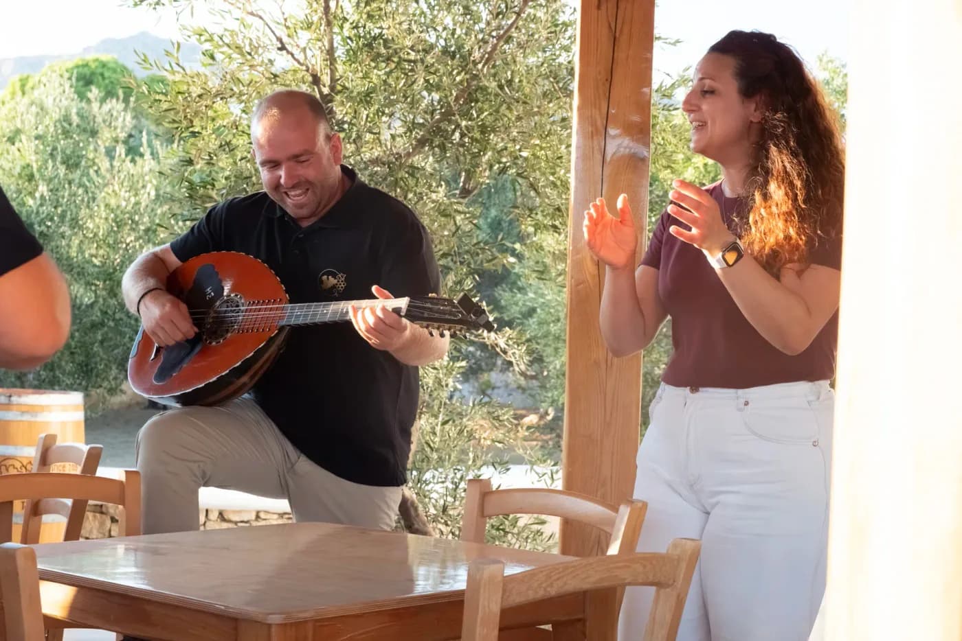 Gerasimos Sykiniotis playing the lute with live singing at the estate tavern