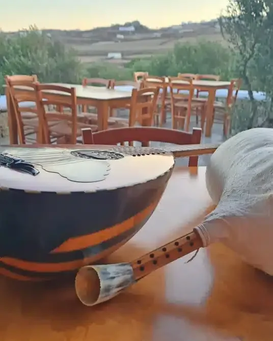 Suonando il liuto durante il tour a Mykonos